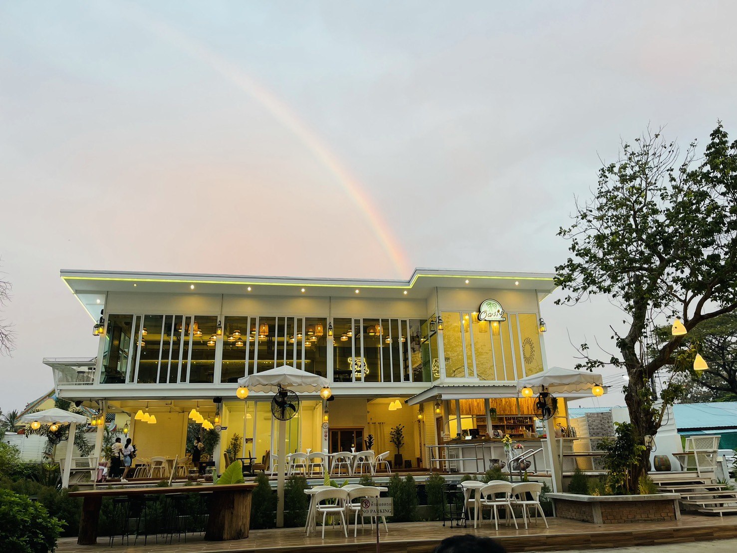 ร้านอาหารโอเอซีส - บรรยากาศริมสระ