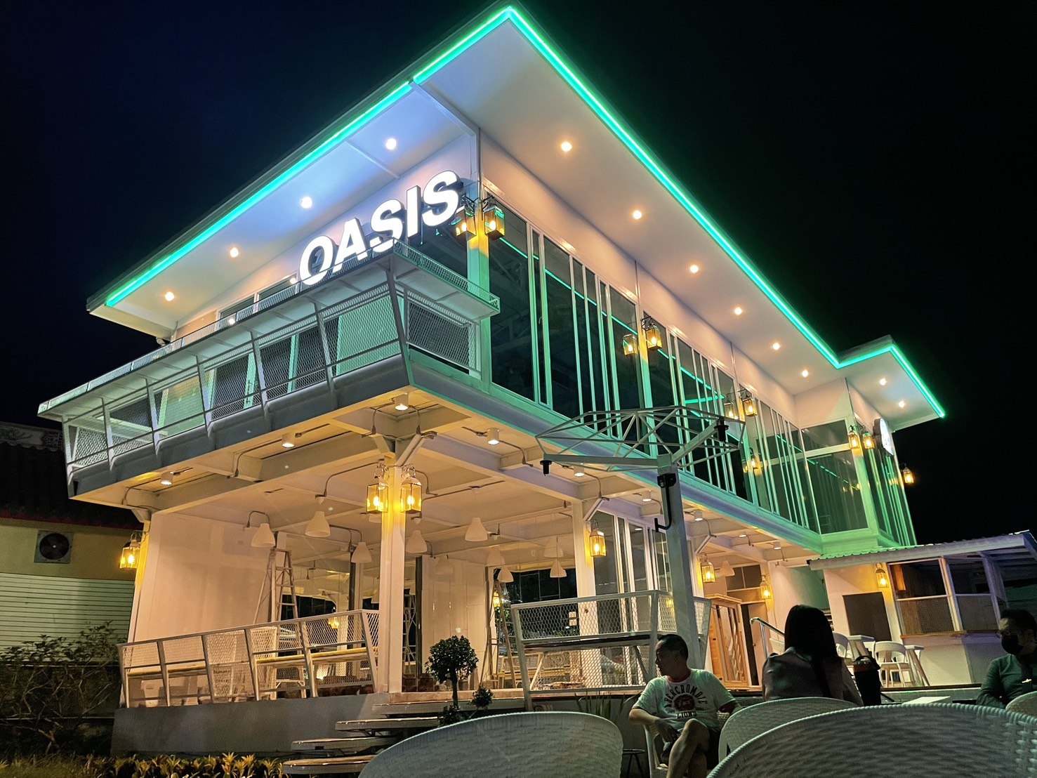 ร้านอาหารโอเอซีส กลางคืน